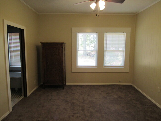 Building Photo - Cute 2 BR/ 1 BA in North Forsyth!