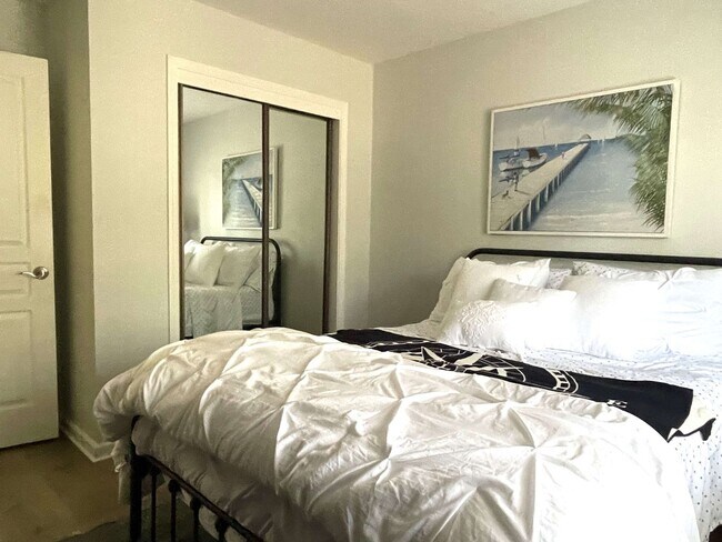 Building Photo - 3 bedroom, 3 bath unfurnished or furnished...