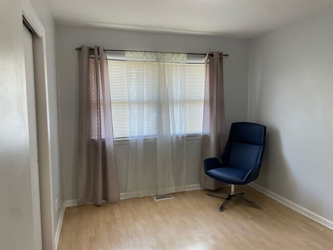 Building Photo - BEAUTIFUL 3 BED, 1.5 BATH BRICK HOME LOCAT...