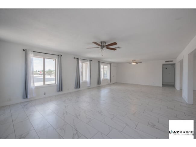 Building Photo - Live large in this stylish 4/2 Phoenix House!