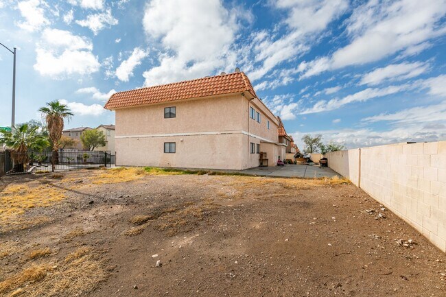 Building Photo - 6987 Mendon Ln