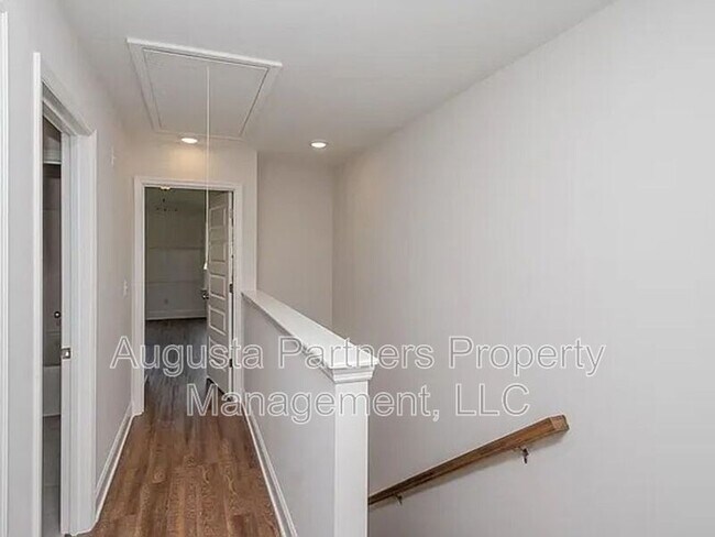 Building Photo - 335 Sumac Trail