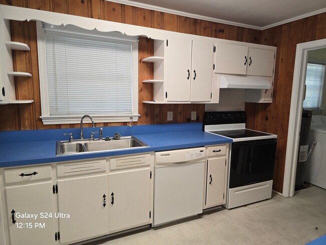 Building Photo - Cute 2 bedroom, 1 bath home in Morehead City