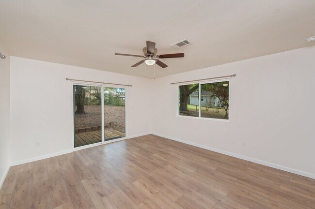 Building Photo - Renovated 3 bedroom house in Niceville!