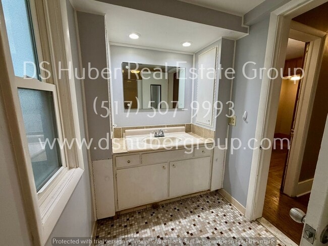 Building Photo - 420 W Maple St