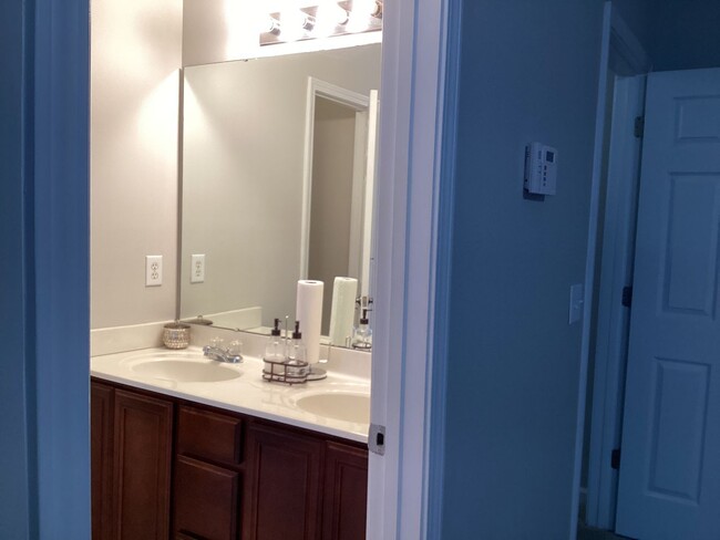 Building Photo - Gorgeous Four Bedroom Home in Northeast Co...