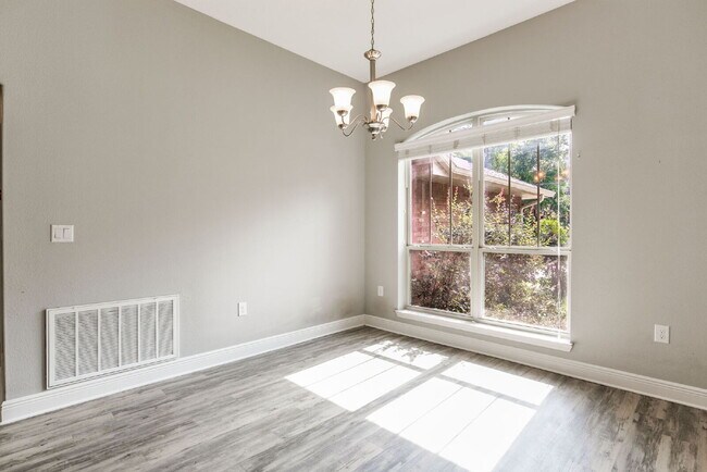 Building Photo - Spacious 4-Bedroom / 3 Bathroom + Office c...
