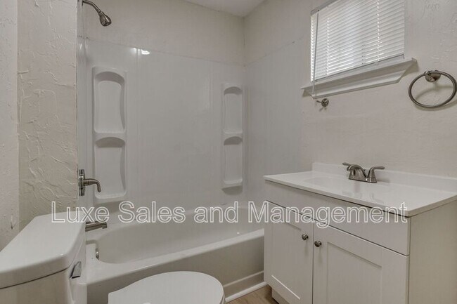 Building Photo - 905 E Rogers St