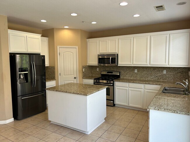 Building Photo - Beautiful 4 Bedroom 3 Bathroom in Quiet Neighborhood with SOLAR
