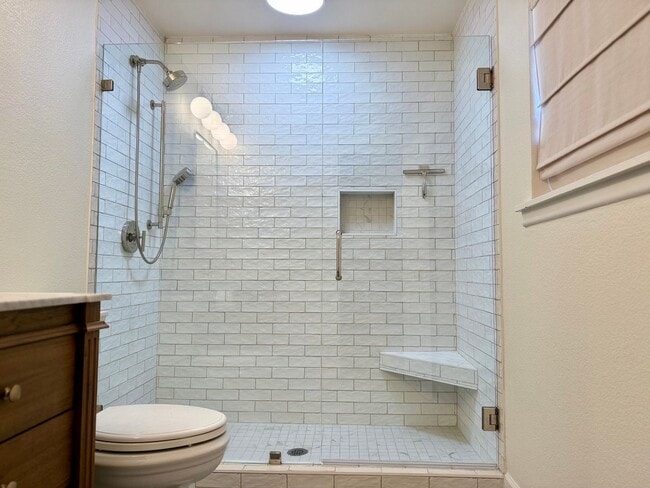 Building Photo - House For Rent