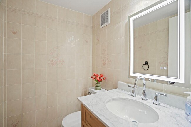 Building Photo - 6607 Lone Oak Dr