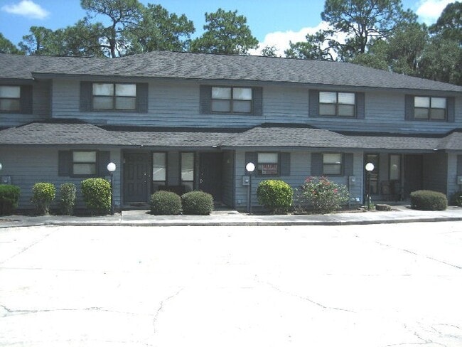 Building Photo - WATERFRONT CONDO IN LAKE PARK