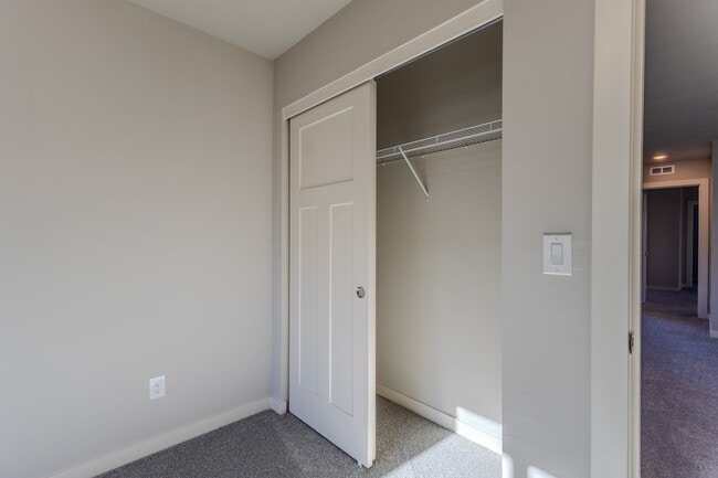 Building Photo - 6280 SE Genrosa St