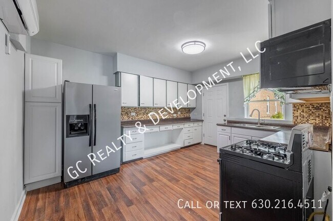 Building Photo - 3515 S Lituanica Ave