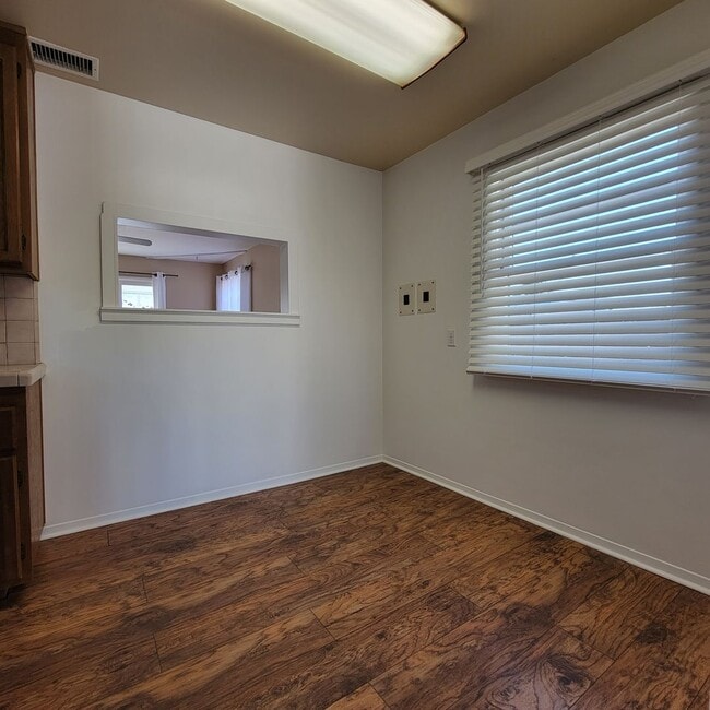 Building Photo - Adorable 2 bed 1.5 bath house with HUGE yard!!