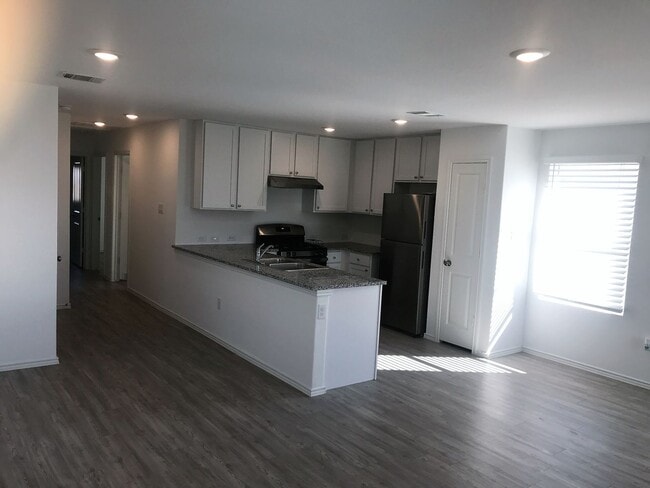 Building Photo - Beautiful home with great amenities!