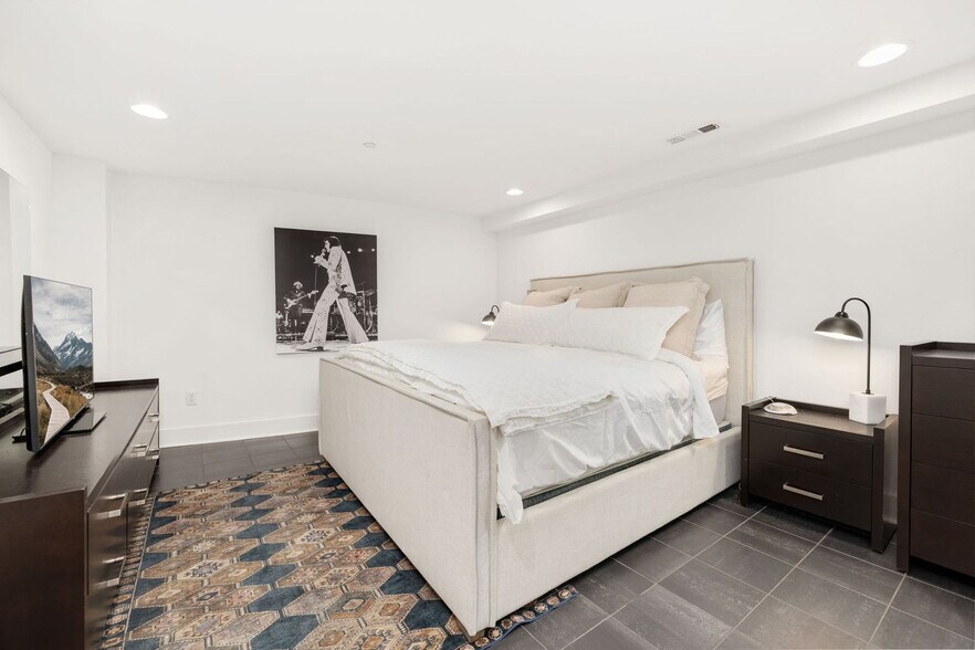 Building Photo - 329 N West Ave