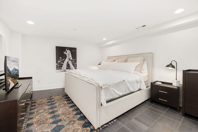 Building Photo - 329 N West Ave