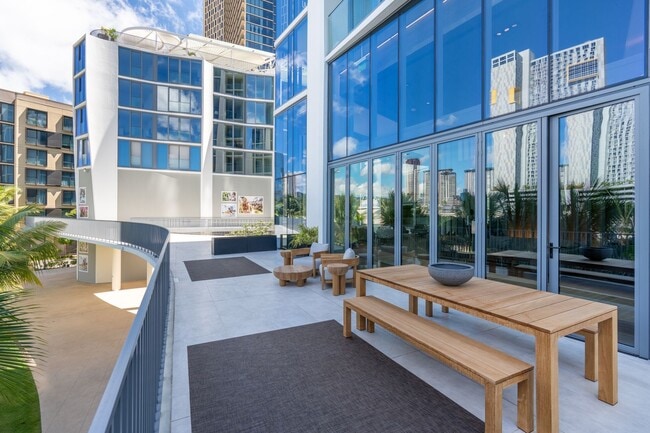 Building Photo - New Koula STUDIO