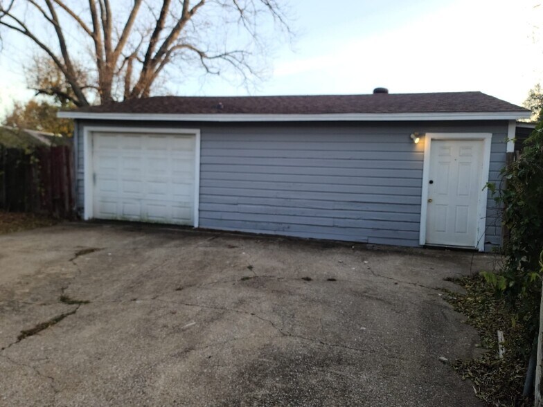 Building Photo - 2539 Hillsboro Ave