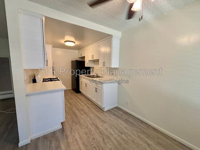 Building Photo - 1126 E Doran St