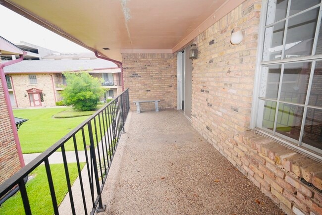Building Photo - 7600 Burgoyne Rd