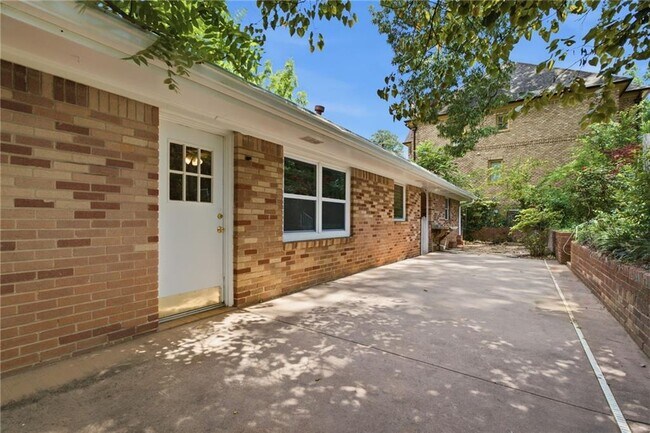 Building Photo - 2140 Oakawana Rd NE