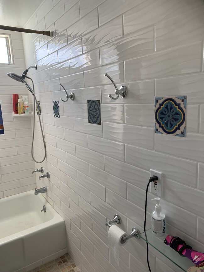 Catalina theme tiled in bathroom - 338 Eucalyptus Ave