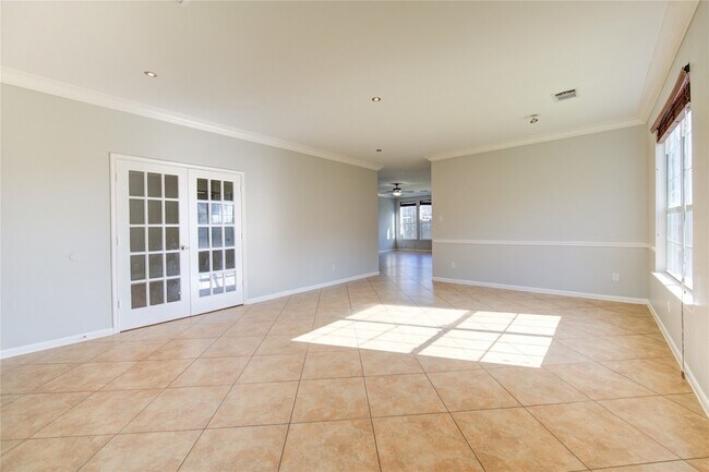 Building Photo - 5527 Gatesprings Ln