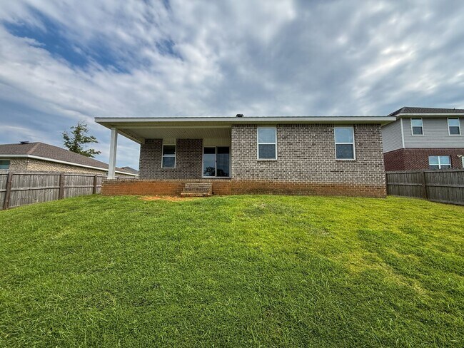 Building Photo - Beautiful 3 bedroom 2 bath brick craftsman home available for rent! POWER INCLUDED!