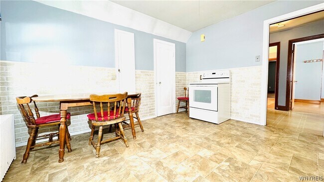 Building Photo - 2498 Woodlawn Ave