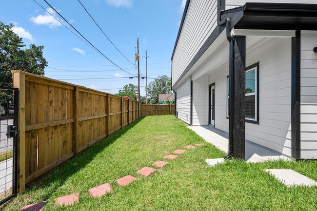 Building Photo - 5700 Elysian St