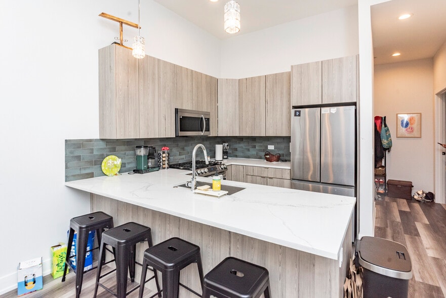 Building Photo - 2322 N Clark St