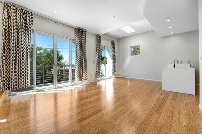 Building Photo - Your Perfect 3/2.5 Los Angeles Home Available Now!
