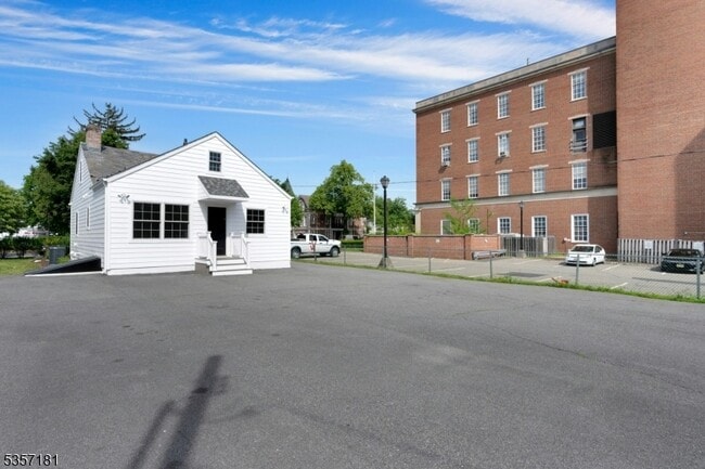 Building Photo - 25 Maple Ave