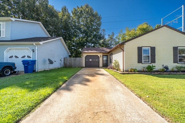 Building Photo - Beautiful 3 bedroom 2 bath house w/attached garage.