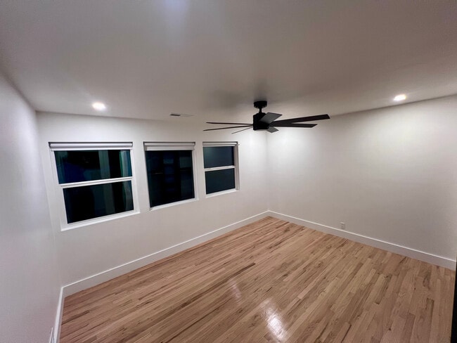 Building Photo - 214 W 7th St