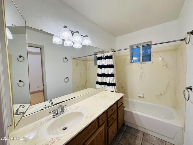 Building Photo - 2110 E Enrose Cir