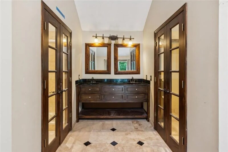 Building Photo - 1616 Maple Ridge Dr