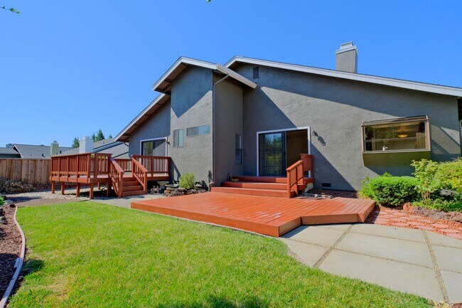 Building Photo - Gorgeous 3 Bedroom with office or separate...