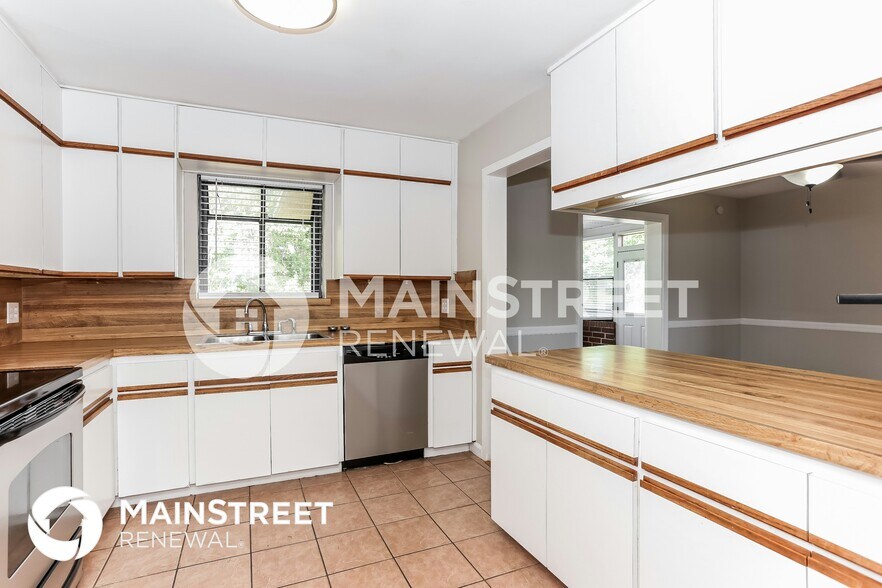 Building Photo - 6215 Pine Cove Ln