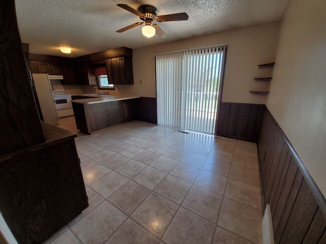 Building Photo - 3 bed 2.5 bath townhouse