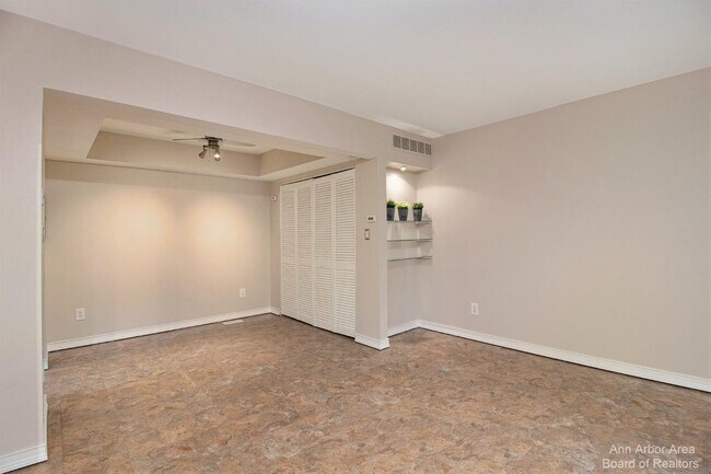 Building Photo - 555 Longshore Dr