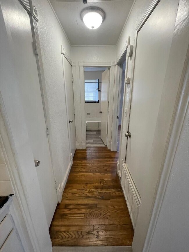 Building Photo - 1 Bed 1 Bath Duplex For Lease!