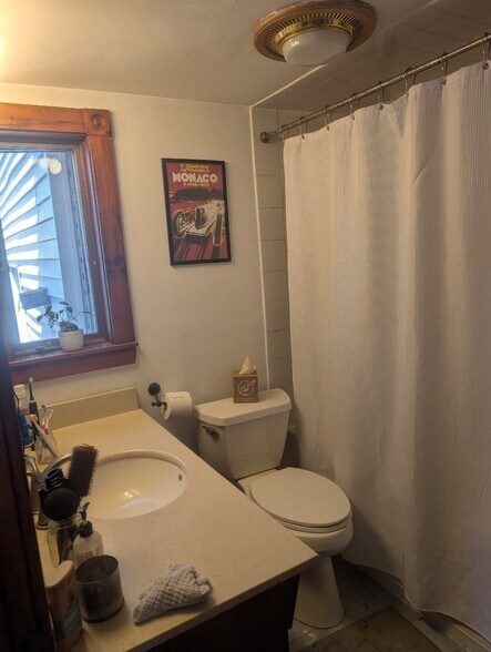 Building Photo - 125 1/2 Spring St