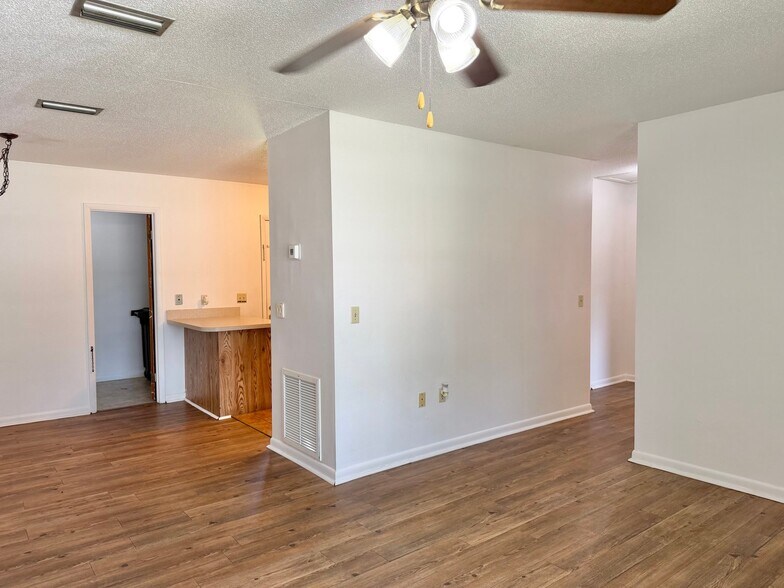 Building Photo - 283 SW Leisure Dr