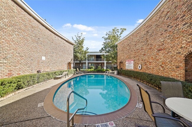 Building Photo - 2101 Fountain View Dr