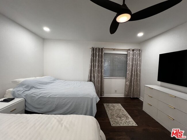 Building Photo - 7825 Seaglen Dr