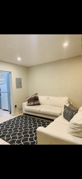 Building Photo - 3680 Oak Ave