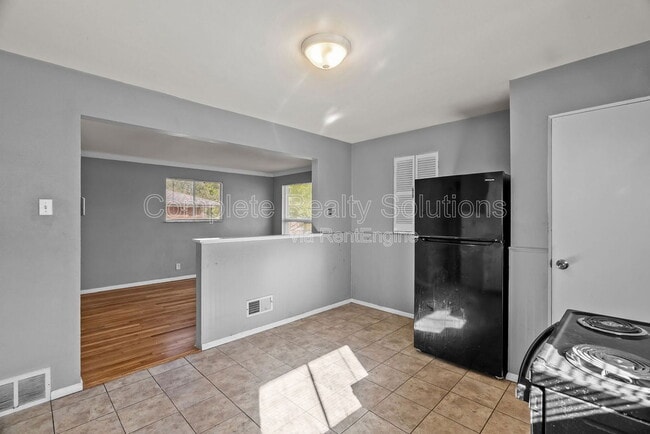 Building Photo - 1216 Lakeview Ave